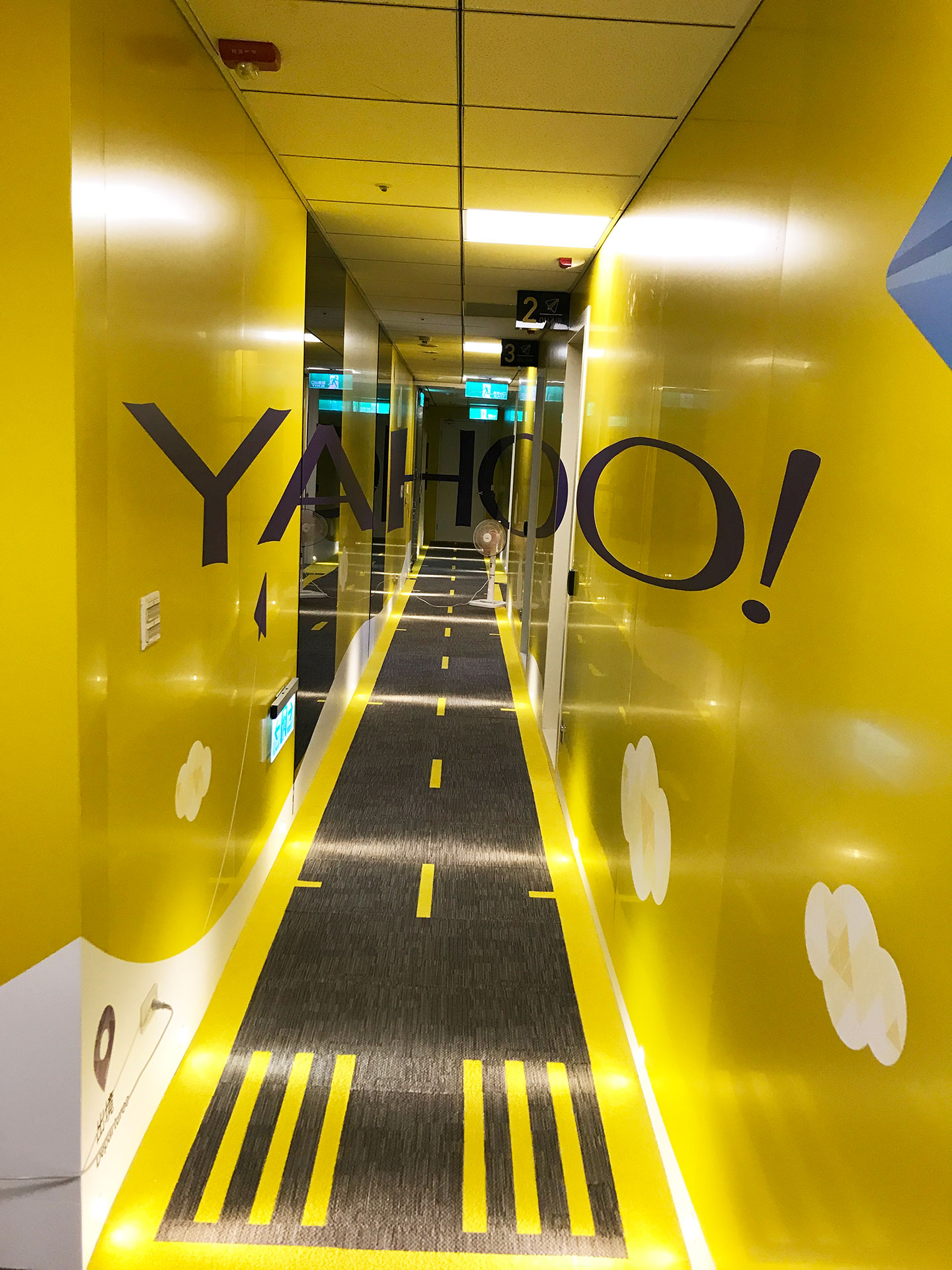 YahooTV-Logo牆走廊